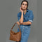 Bolso de hombro para mujer de piel con bandolera extensible marrón Mara