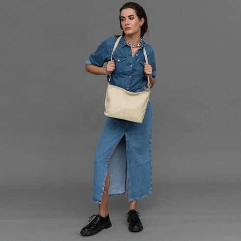 Bolso de hombro para mujer de piel con bandolera extensible beige Mara