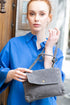Bolso bandolera de piel de serraje con solapa Gris Cinti