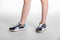 Sapatilhas desportivas de mulher em pele com estampado animal azul Evelyn