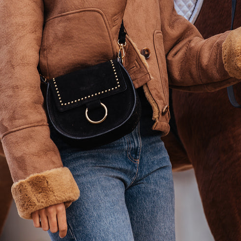 Bolso de bandolera con solapa piel serraje negro Camila